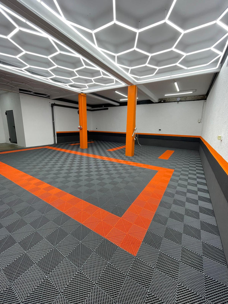 Autohandel mit schwarzen snapfloor Bodenfliesen und orangenem Rahmen
