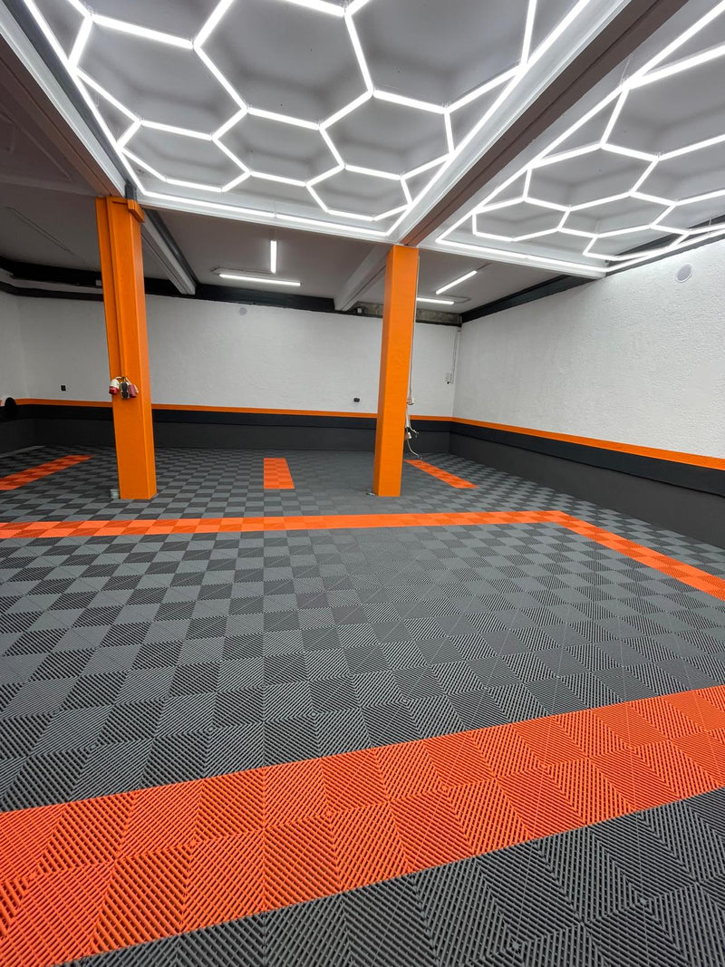 Autohandel mit schwarzen snapfloor Bodenfliesen und orangenem Rahmen2