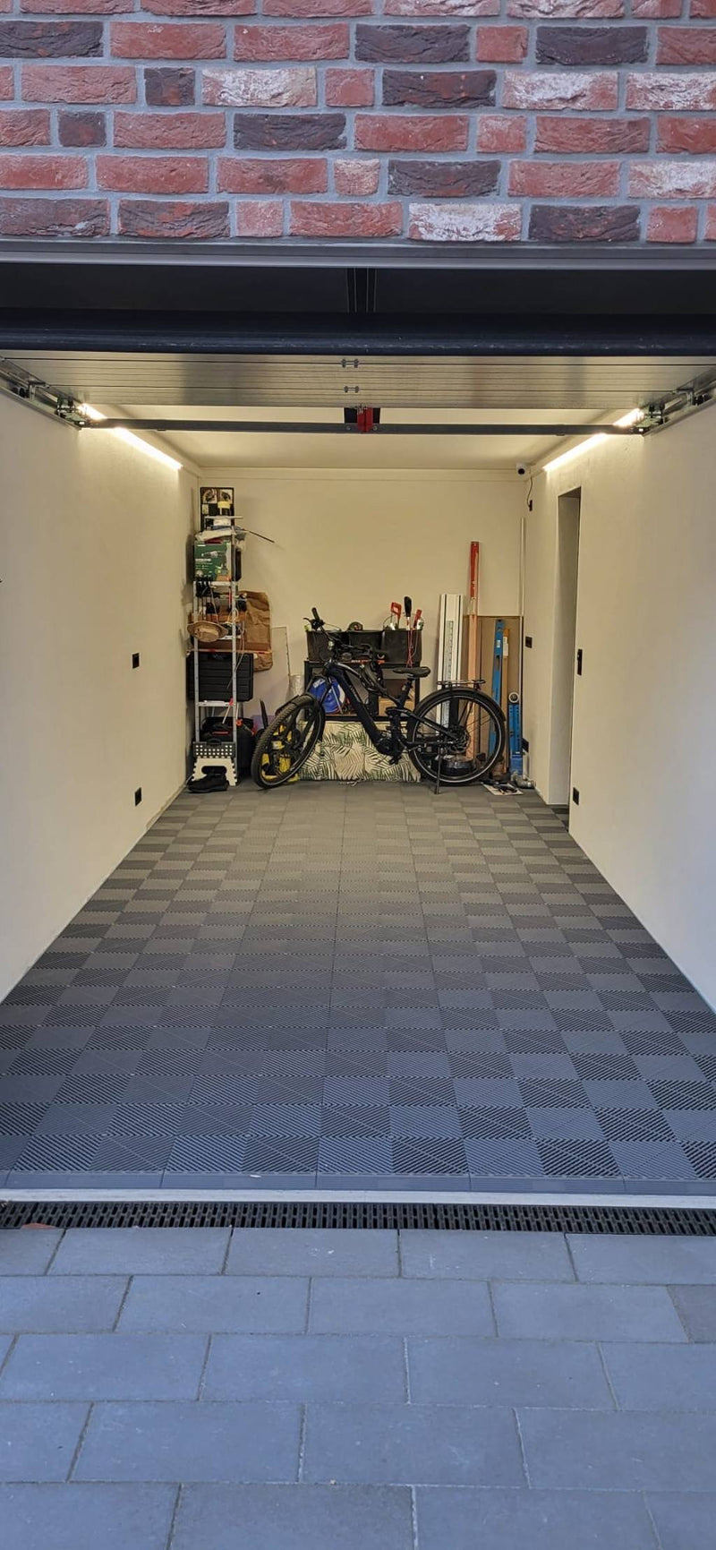 Private Garage mit Anthrazit snapfloor Garagenboden