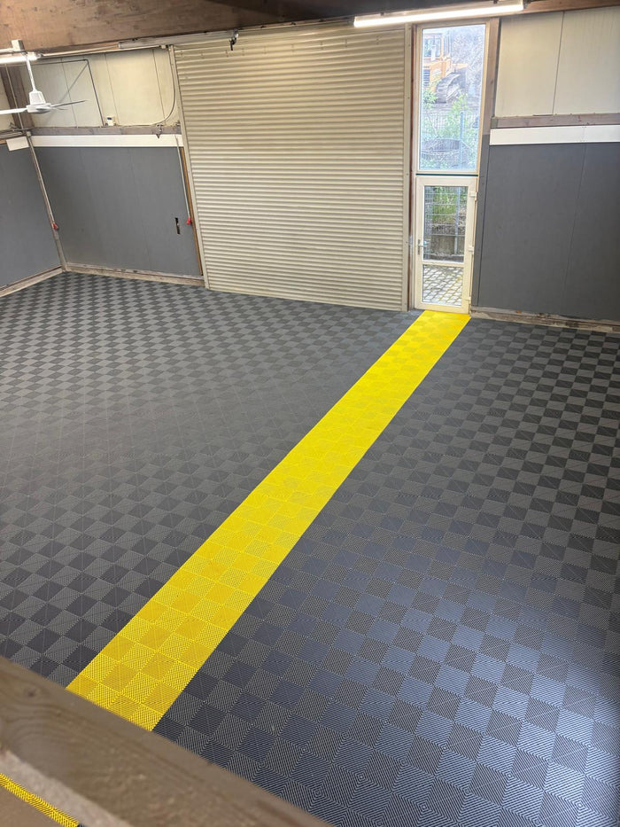 Industriehalle mit modularen snapfloor Klickfliesen in Anthrazit/Gelb