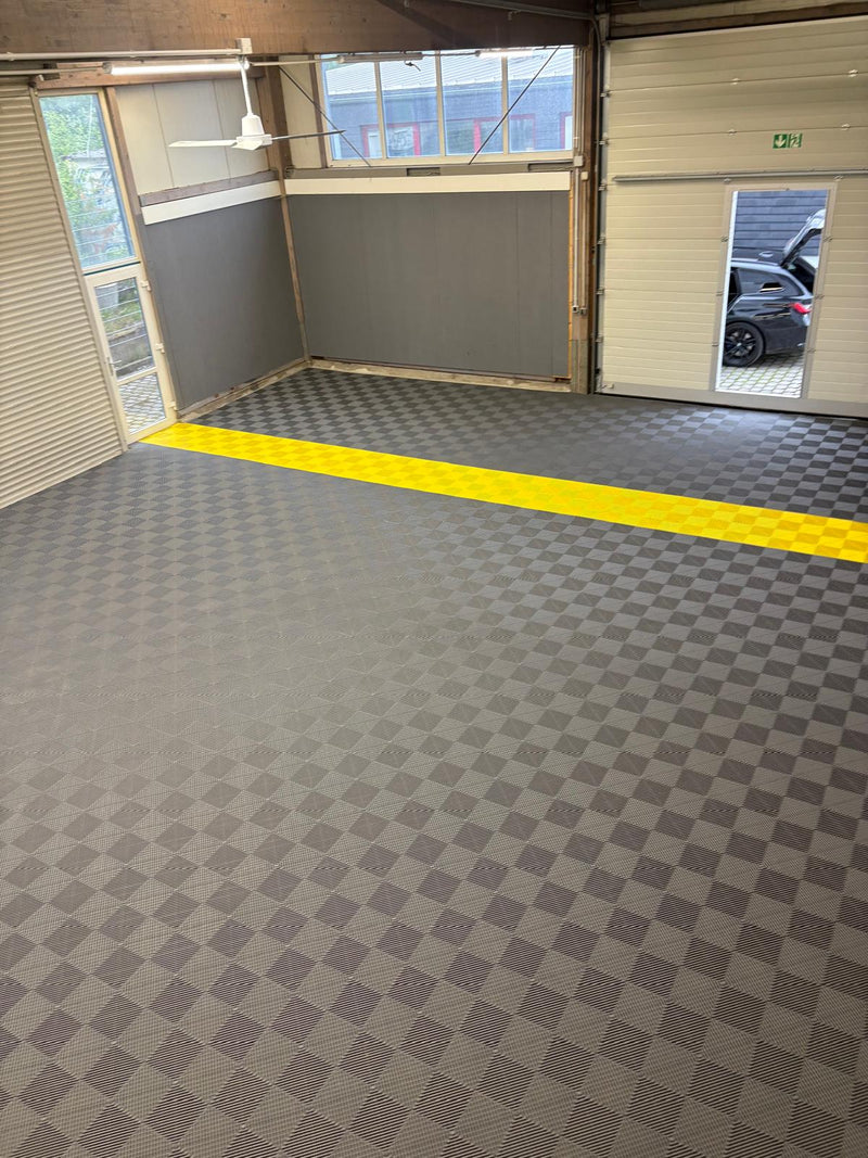 Industriehalle mit modularen snapfloor Klickfliesen in Anthrazit/Gelb
